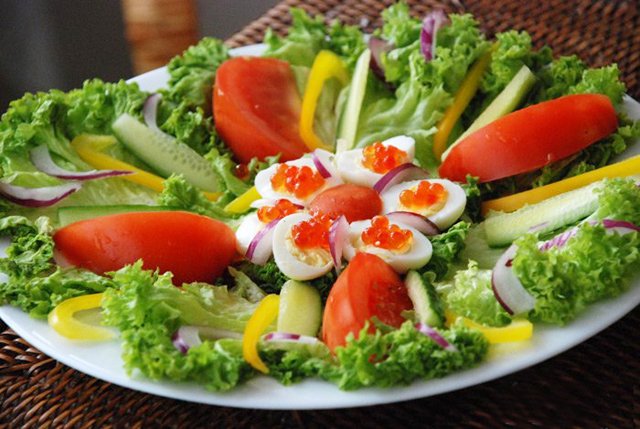 Салат со стейком и перепелиными яйцами