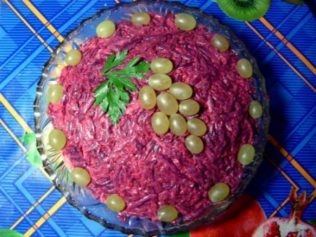 Свекольный салат с виноградом