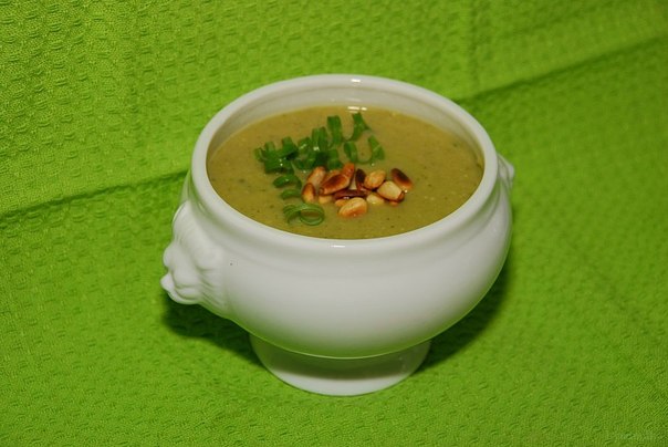 Шпинатный суп-пюре с горошком и беконом