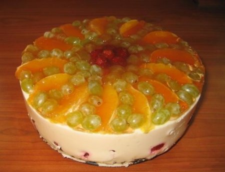 Сливочно-творожный торт с фруктами