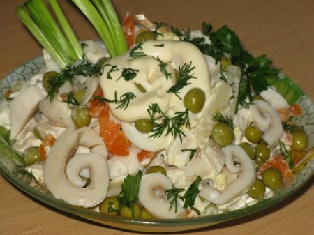 Салат с кальмарами овощной