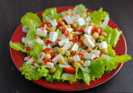 Салат из нута с овощами и сыром