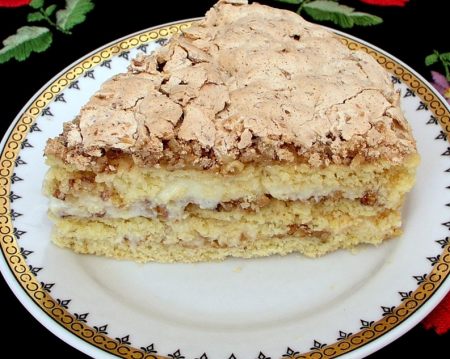 Торт с грецкими орехами и ванильным пудингом