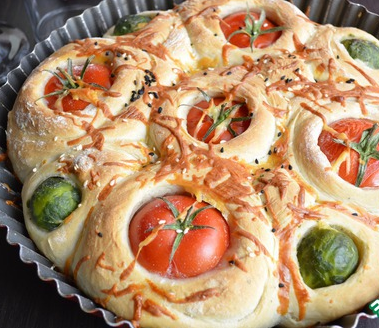 Рецепт Хлеб с помидорами черри и брюссельской капустой
