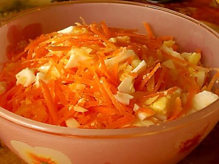  Салат "Морковка" с яйцом и сыром