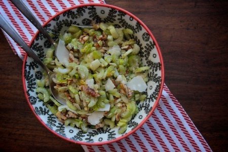 Салат с сельдереем, грецкими орехами и пармезаном