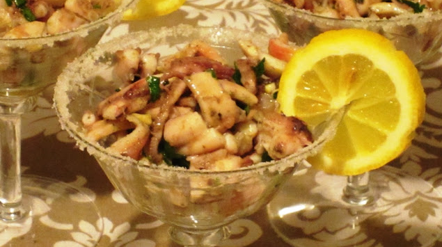 Морской салат с осьминогом">
