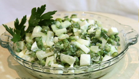 Салат из свежего зеленого горошка с печеным луком