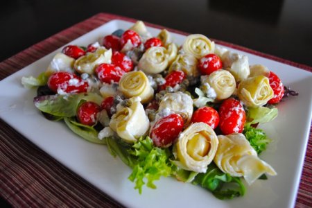 Салат из артишоков и помидоров
