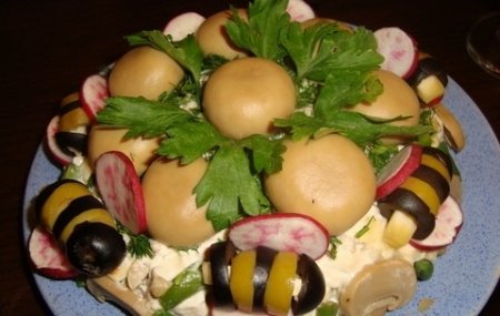 Салат "Пчелка" с маринованными грибами и овощами