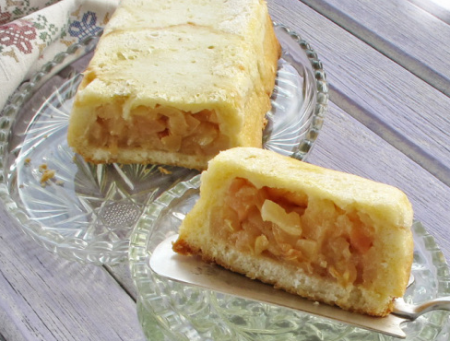 Классическая яблочная шарлотка — это яблочная начинка в оболочке из кусочков хлеба