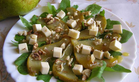 Салат с грушей, плавленым сыром и рукколой  