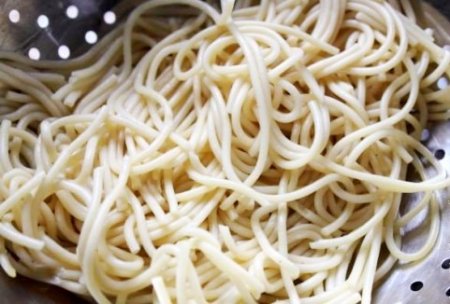 Спагетти с курицей в сливочном соусе