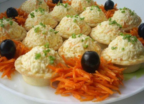 Сырные шарики с зеленью. Салаты и закуски из сыра для праздничного стола. Пошаговый рецепт с фото