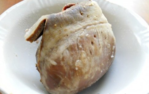 Салат из сердца с маринованным луком