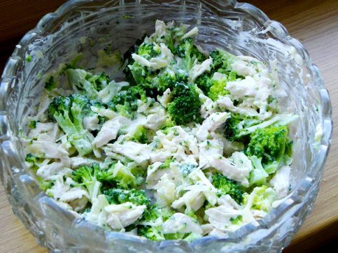 Рецепт: Салат из брокколи с яйцом и помидорами - С цветной капустой, заправленный сметаной