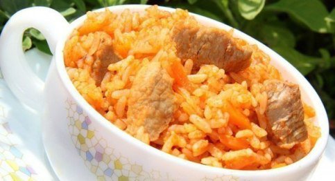 Свинина с рисом и овощами на сковороде