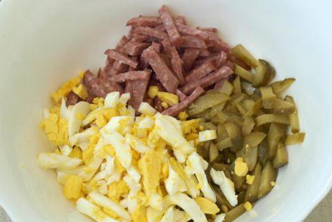 рецепт салата с колбасой и сухариками и огурцами | Дзен