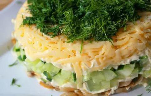 Слоёный салат с селедкой, свежим огурцом и сыром">
