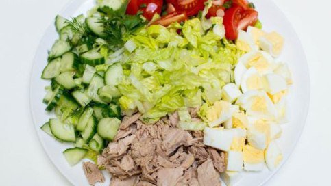 Салат с тунцом и овощами.">
