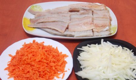 Рыба, запеченная с луком и морковью .