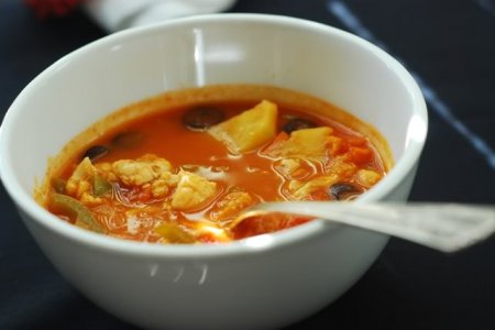 Рыбный суп с перцем и оливками