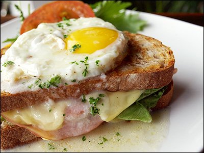 Бутерброд с яйцом и ветчиной