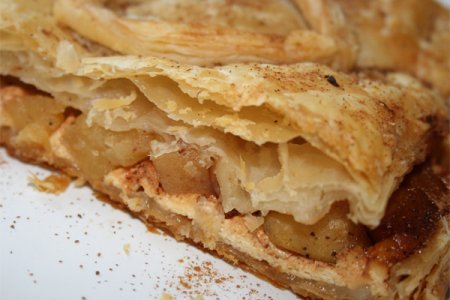 Как приготовить слоеный пирог с яблоками и творогом