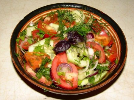 Как приготовить летний разноцветный салат