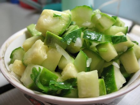 Салат из авокадо и кабачков