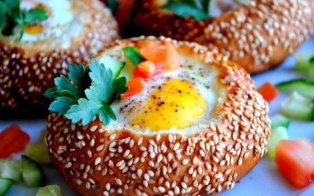 Яйца запеченные в булочке с кунжутом с овощами