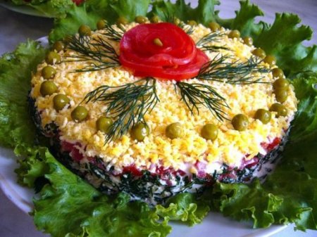 Слоеный салат  "Талия" с курицей, грибами и помидорами