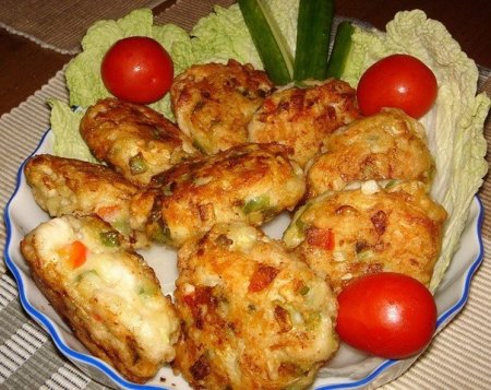 Котлеты из куриного филе с овощами и сыром