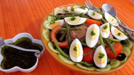 Салат с тунцом и оливковым соусом