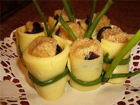 Рецепт Оригинальная закуска из сыра с черносливом и миндалем