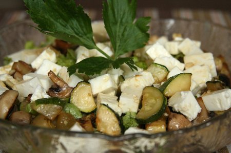 Салат из кабачков, шампиньонов и сыра