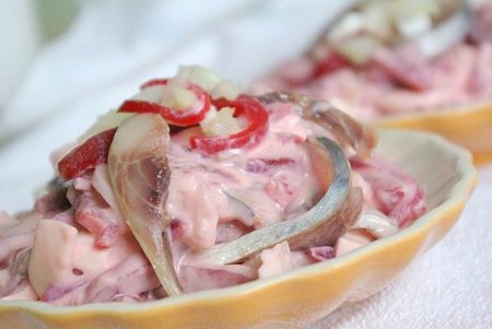 Рецепт Нежный салат из селедки и свеклы с йогуртом