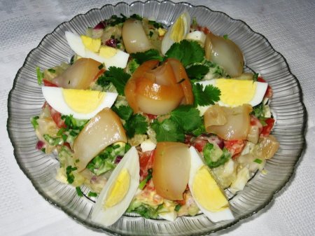 Салат с копченым кальмаром и помидором