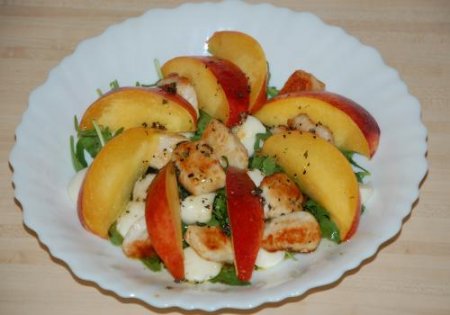 Рецепт Салат из персиков, курицы и рукколы