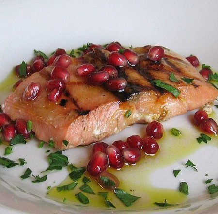 Рецепт Жареный лосось в гранатовом соусе