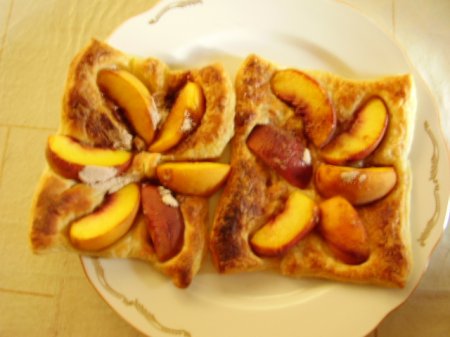 Рецепт Слоеные квадраты с персиками