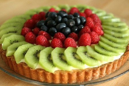 Рецепт Песочный пирог с киви и ягодами