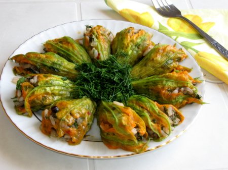 Фаршированные цветки кабачка - Традиционное Эгейское блюдо