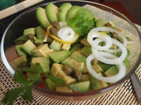 Салат с соленой рыбой и авокадо