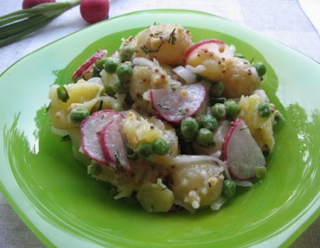Картофельный салат с зеленым горошком и редисом