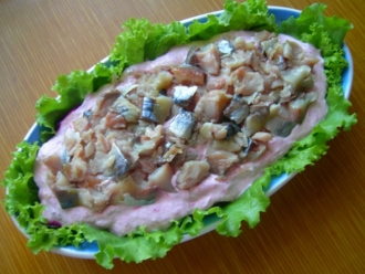 Рецепт Салат из копченой скумбрии с хреном