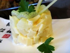 Рецепт Салат из сыра с анансами и сельдереем