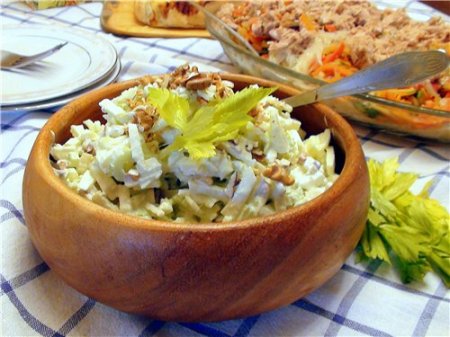 Рецепт Вальдорфский салат из стеблей сельдерея и яблок