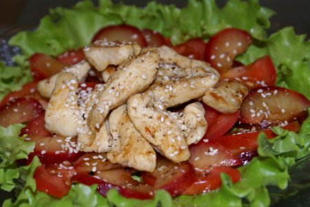 Рецепт Салат из курицы со сливами и помидорами
