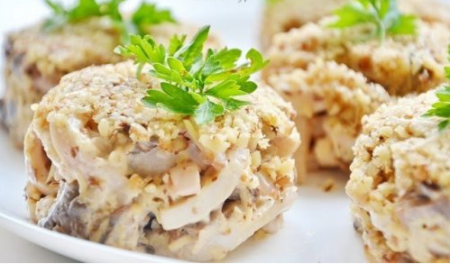 Рецепт Ореховый салат с кальмарами